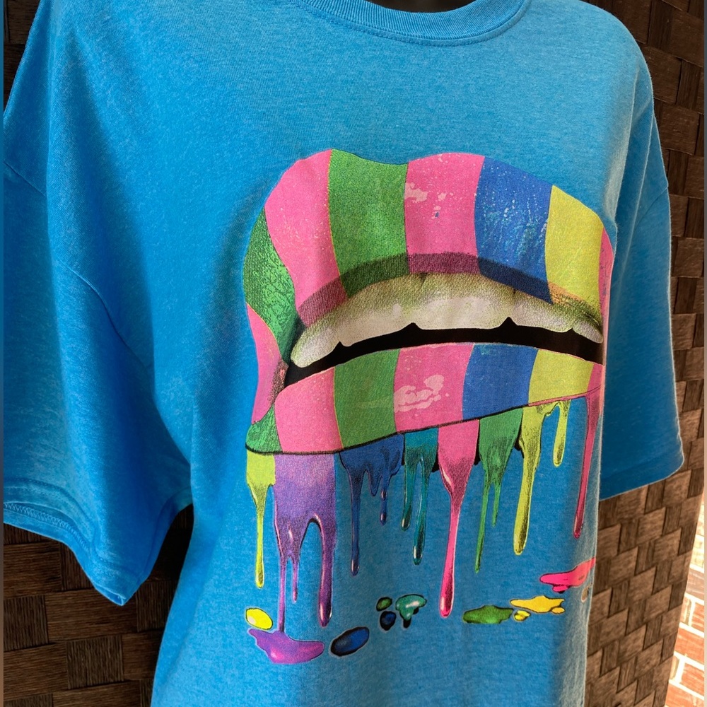 Dani Rainbow Lips Blue Short Sleeve Tee